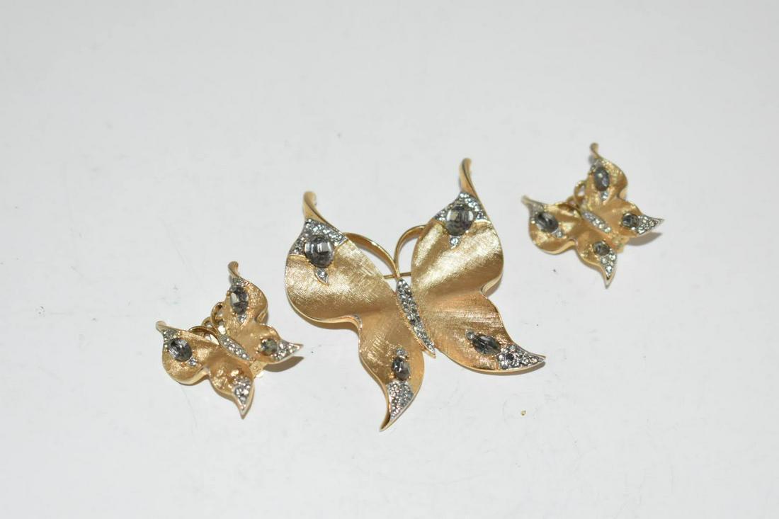 Vintage Trifari Goldtone Butterfly Brooch And Earrings: Vintage Trifari Goldtone Butterfly Brooch And Earrings Please view all photos as they are part of the description and condition of this Item, Feel free to contact me with questions or picture requests
