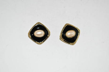 Vintage Black Enamel Pearl Clip on Earrings: Vintage Black Enamel Pearl Clip on Earrings Please view all photos as they are part of the description and condition of this Item, Feel free to contact me with questions or picture requests! Used Item