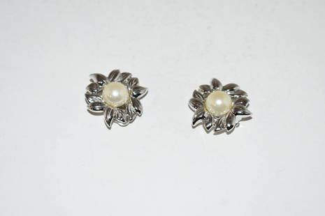 Vintage Nina Ricci flower pearl Clip On Earrings: Vintage Nina Ricci flower pearl Clip On Earrings Please view all photos as they are part of the description and condition of this Item, Feel free to contact me with questions or picture requests!