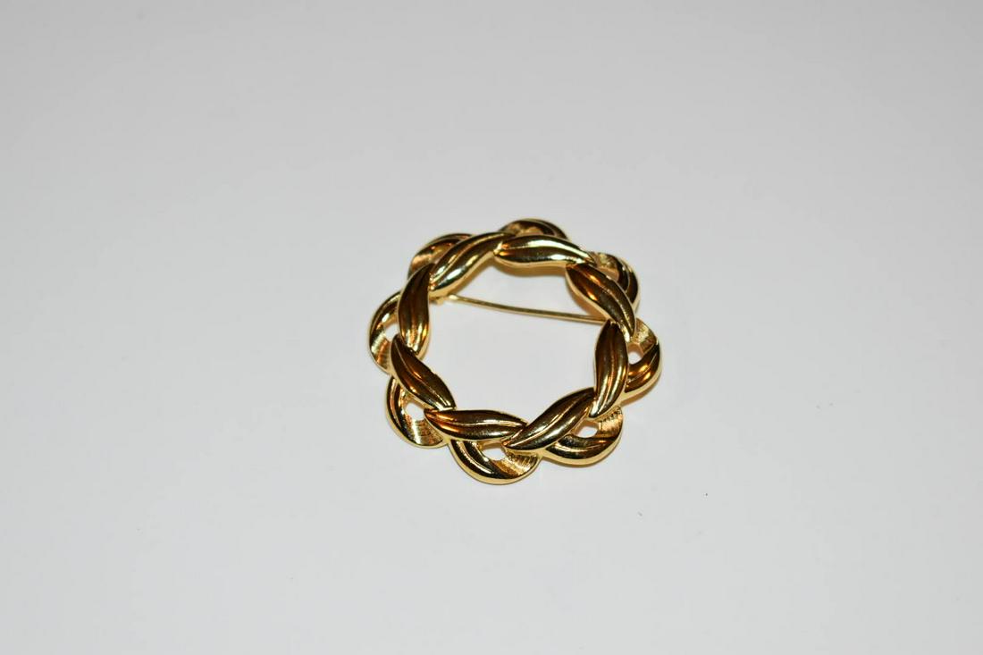 Vintage Trifari Goldtone Whreath Brooch: Vintage Trifari Goldtone Whreath Brooch Please view all photos as they are part of the description and condition of this Item, Feel free to contact me with questions or picture requests! Used Item AS