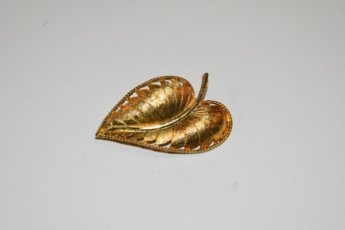 Vintage B.S.K Goldtone Leaf Brooch (1 of 4)
