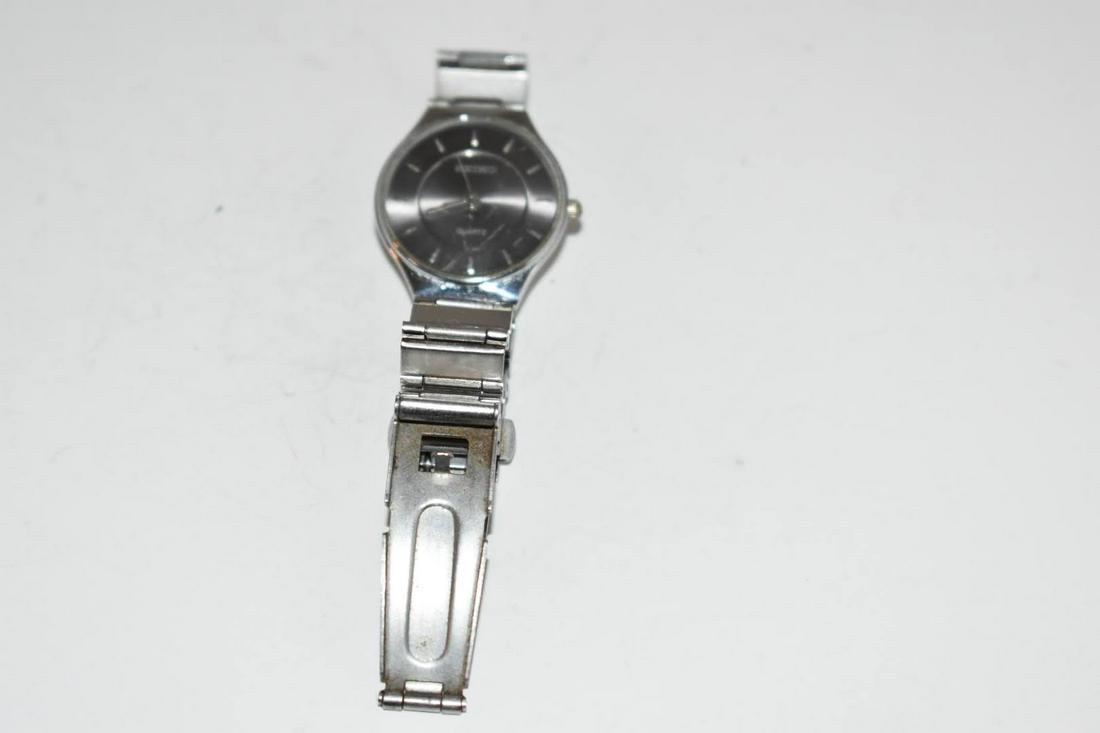 Vintage Seiko 9493 Womens Watch: Vintage Seiko 9493 Womens Watch Please view all photos as they are part of the description and condition of this Item, Feel free to contact me with questions or picture requests! Used Item AS IS