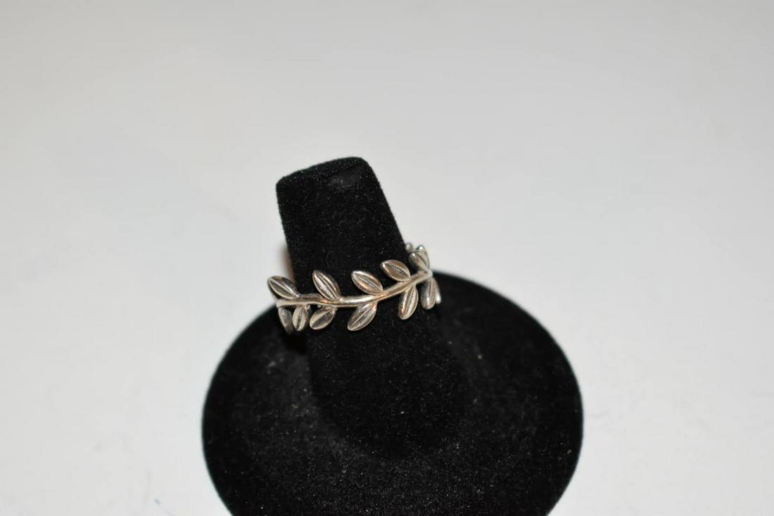 Vintage Sterling Silver Ring ALE 925 7.6 Leaf: Vintage Sterling Silver Ring ALE 925 7.6 Leaf Please view all photos as they are part of the description and condition of this Item, Feel free to contact me with questions or picture requests! Used It
