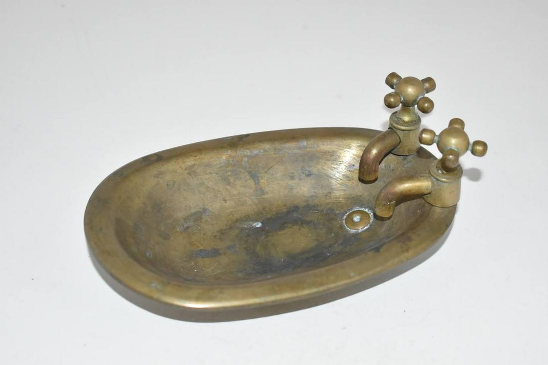 vintage brass sink tub ashtray 6 1/2 inches: vintage brass sink tub ashtray 6 1/2 inchesPlease view all photos as they are part of the description and condition of this Item, Feel free to contact me with questions or picture requests! Used Item 