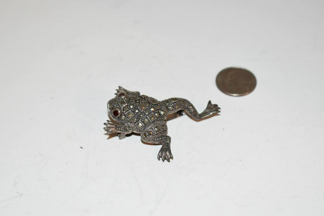 Vintage Sterling Silver Frog Marcasite Brooch: Vintage Sterling Silver Frog Marcasite Brooch Please view all photos as they are part of the description and condition of this Item, Feel free to contact me with questions or picture requests! Used It