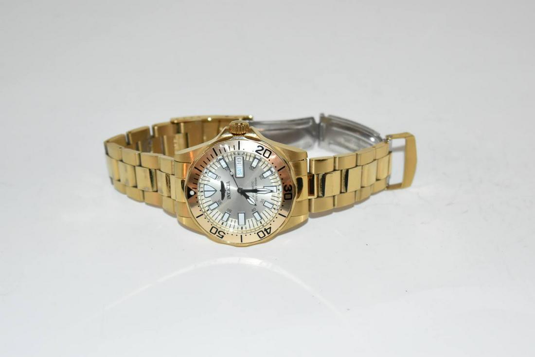 INVICTA Signature Model 7047 - Men's Watch Automatic: INVICTA Signature Model 7047 - Men's Watch Automatic works great like new Please view all photos as they are part of the description and condition of this Item, Feel free to contact me with questions
