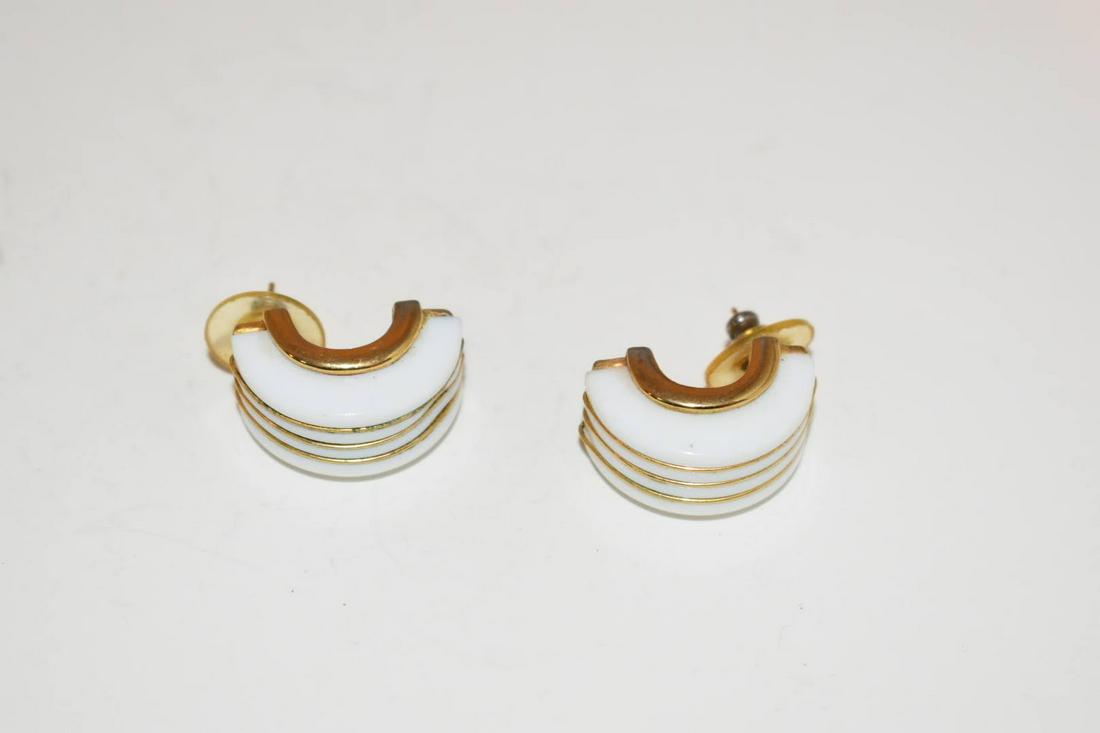 Vintage Trifari white/gold strip Earrings: Vintage Trifari white/gold strip Earrings Please view all photos as they are part of the description and condition of this Item, Feel free to contact me with questions or picture requests! Used Item A