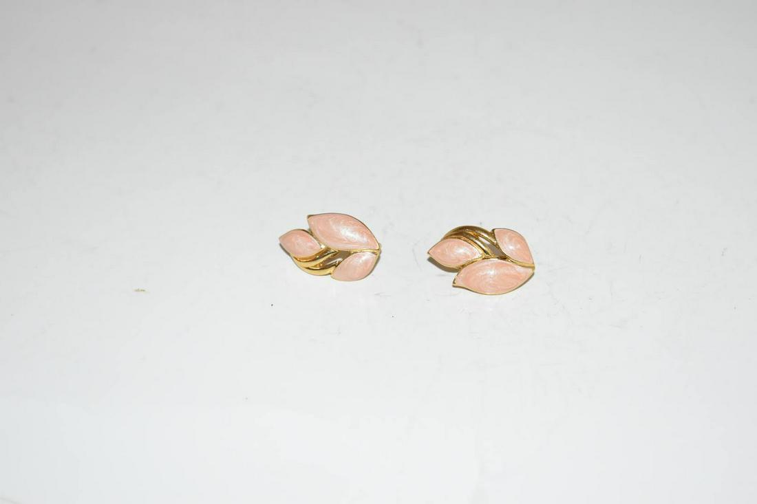 Vintage Pink Trifari clip on Earrings: Vintage Pink Trifari clip on Earrings Please view all photos as they are part of the description and condition of this Item, Feel free to contact me with questions or picture requests! Used Item AS IS