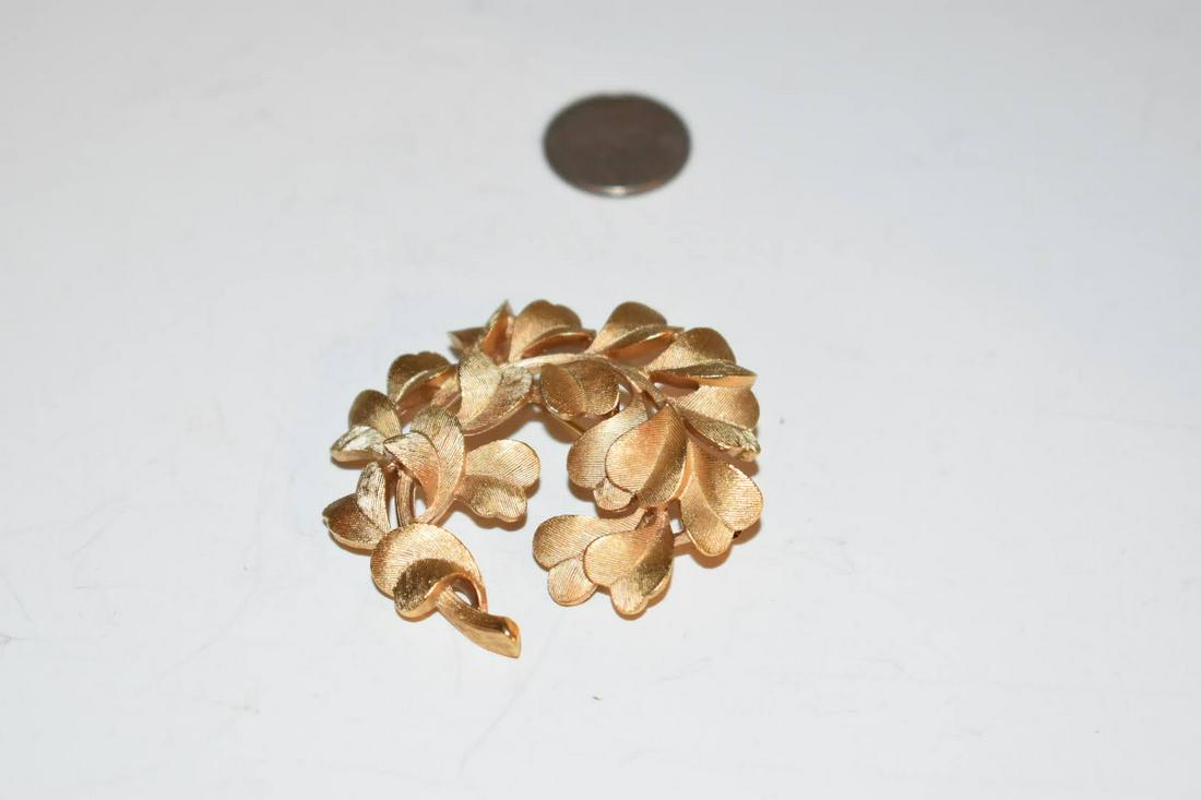 Vintage Goldtone Trifari Brooch: Vintage Goldtone Trifari Brooch Please view all photos as they are part of the description and condition of this Item, Feel free to contact me with questions or picture requests! Used Item AS IS