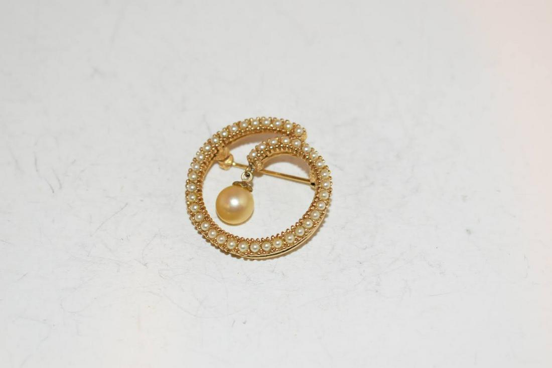 Vintage pearl Goltone Ciner Brooch: Vintage pearl Goltone Ciner Brooch Please view all photos as they are part of the description and condition of this Item, Feel free to contact me with questions or picture requests! Used Item AS IS
