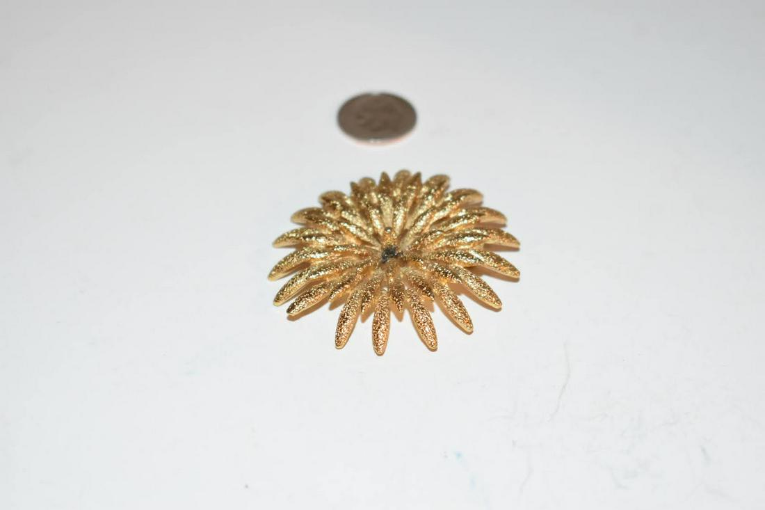 Vintage Goldtone Monet Brooch: Vintage Goldtone Monet Brooch Please view all photos as they are part of the description and condition of this Item, Feel free to contact me with questions or picture requests! Used Item AS IS
