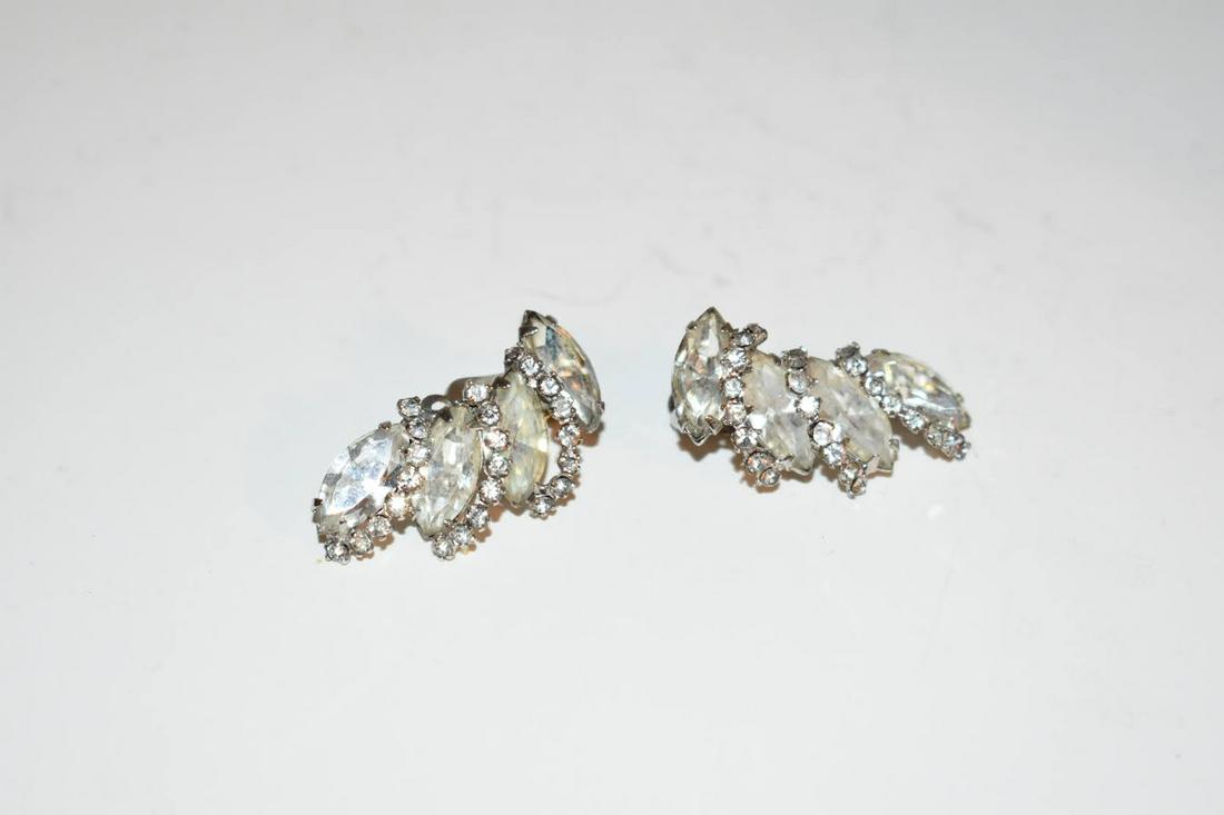 Vintage weiss rhinestone clip on earrings (1 of 4)