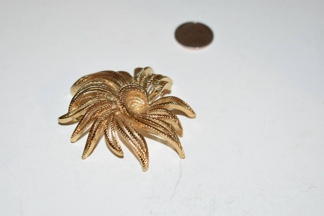 Vintage Goldtone monet Brooch: Vintage Goldtone monet Brooch Please view all photos as they are part of the description and condition of this Item, Feel free to contact me with questions or picture requests! Used Item AS IS