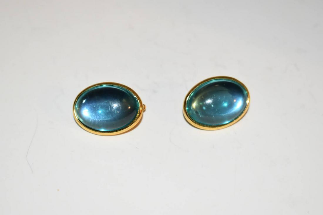 Vintage Trifari goldtone blue clipon Earrings: Vintage Trifari goldtone blue clipon Earrings Please view all photos as they are part of the description and condition of this Item, Feel free to contact me with questions or picture requests! Used It