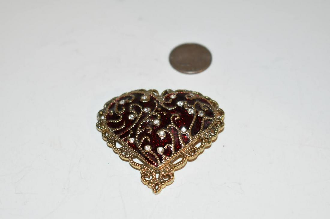 Vintage Monet enameled goldtone Brooch: Vintage Monet enameled goldtone Brooch Please view all photos as they are part of the description and condition of this Item, Feel free to contact me with questions or picture requests! Used Item AS I