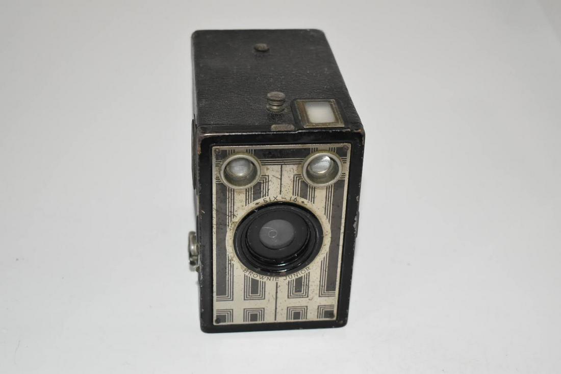 Vintage Six 16 Brownie Jr Kodak Box Camera (1 of 3)