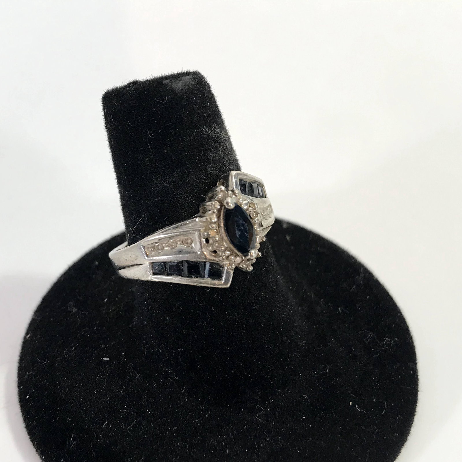 Vintage Sterling Silver Tanzanite & Spinel Ring Size 7: Vintage Sterling Silver Tanzanite & Spinel Ring Size 7 Please view all photos as they are part of the description and condition of this Item, Feel free to contact me with questions or picture requests