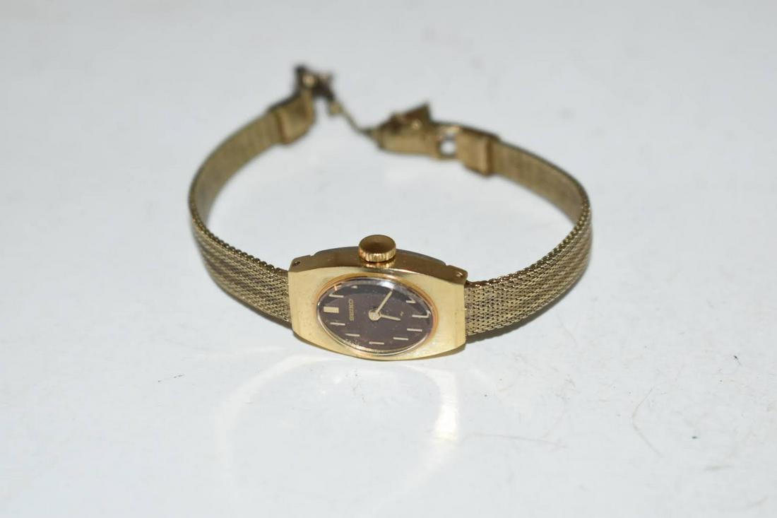 Vintage Seiko Goldtone Working Watch 7039: Vintage Seiko Goldtone Working Watch 7039 Please view all photos as they are part of the description and condition of this Item, Feel free to contact me with questions or picture requests! Used Item A