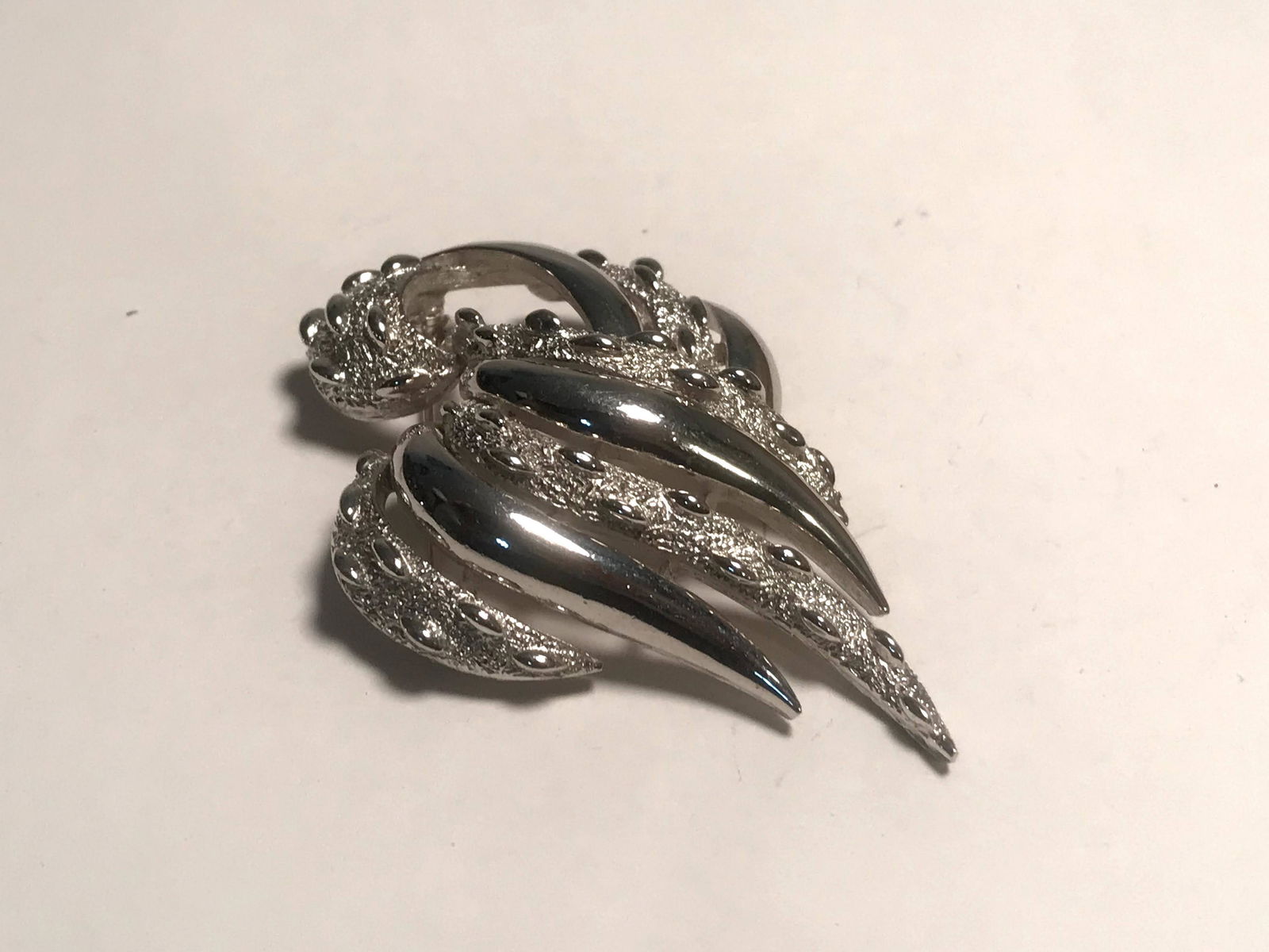 Vintage Trifari Silvertone Brooch 2 1/2": Vintage Trifari Silvertone Brooch 2 1/2" Please view all photos as they are part of the description and condition of this Item, Feel free to contact me with questions or picture requests! Used Item AS