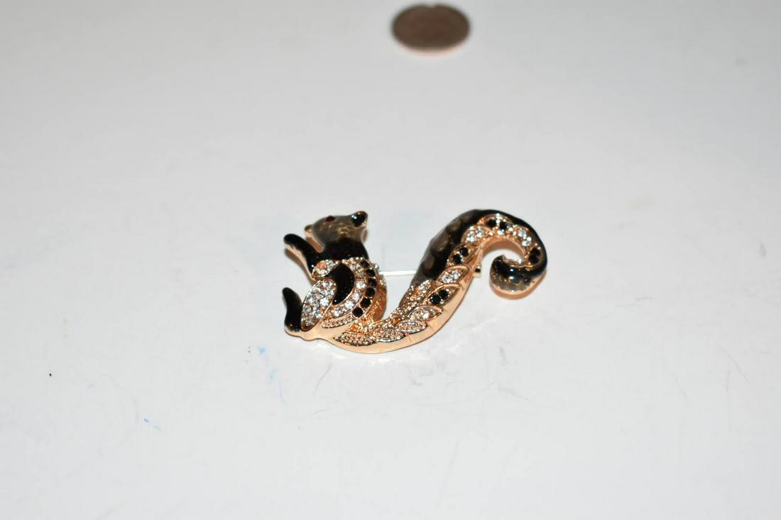 Vintage Goldtone enamel Rhinestone Squirrel Brooch: Vintage Goldtone enamel Rhinestone Squirrel Brooch Please view all photos as they are part of the description and condition of this Item, Feel free to contact me with questions or picture requests! Us