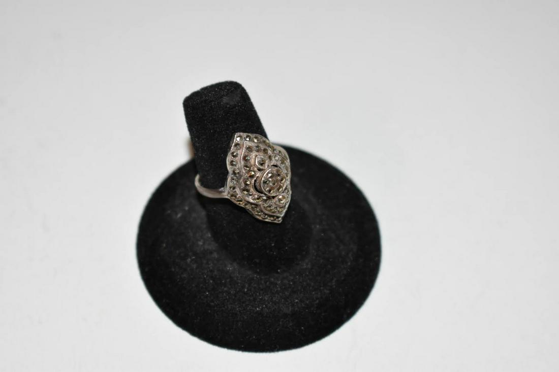 Vintage Sterling Silver Marcasite Ring sz 7: Vintage Sterling Silver Marcasite Ring sz 7 Please view all photos as they are part of the description and condition of this Item, Feel free to contact me with questions or picture requests! Used Item