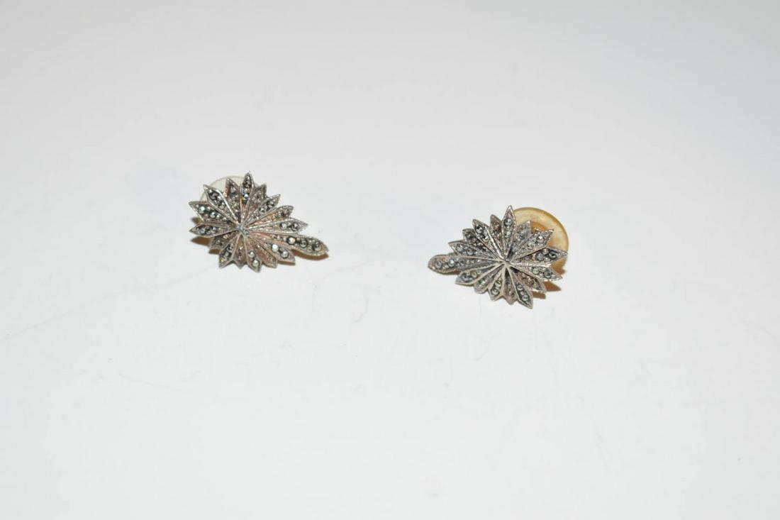 Vintage Sterling Silver Marcasite Earrings: Vintage Sterling Silver Marcasite Earrings Please view all photos as they are part of the description and condition of this Item, Feel free to contact me with questions or picture requests! Used Item 