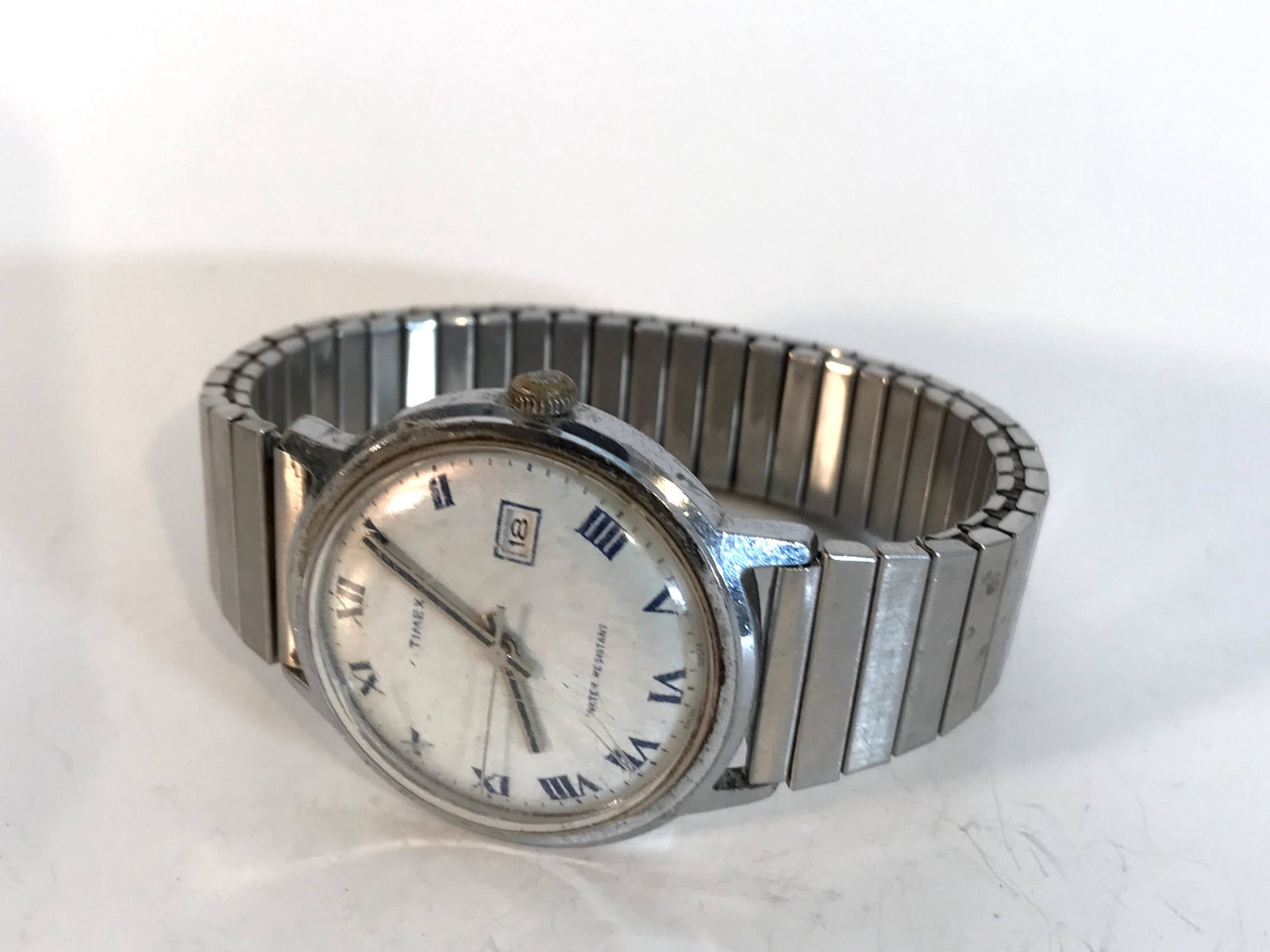 Vintage Timex Manual Wind Men's Watch ~ Running: Vintage Timex Manual Wind Men's Watch ~ RunningPlease view all photos as they are part of the description and condition of this Item, Feel free to contact me with questions or picture requests! Used I