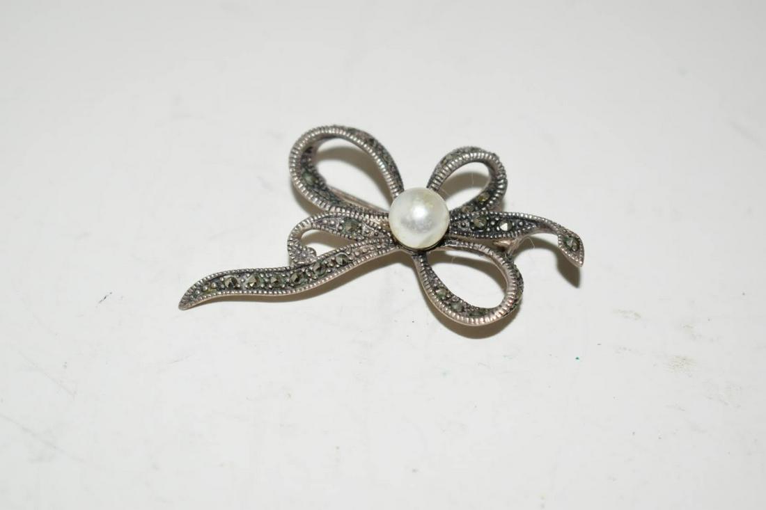 Vintage Sterling Silver Marcasite Bow Brooch: Vintage Sterling Silver Marcasite Bow BroochPlease view all photos as they are part of the description and condition of this Item, Feel free to contact me with questions or picture requests! Used Item