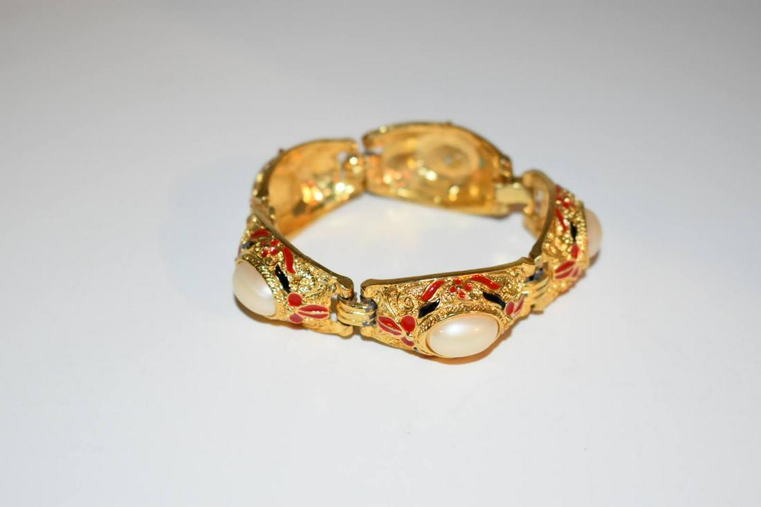 Vintage Gold Tone Enamel pearl Bracelet 7 in: Vintage Gold Tone Enamel pearl Bracelet 7 in Please view all photos as they are part of the description and condition of this Item, Feel free to contact me with questions or picture requests! Used Ite