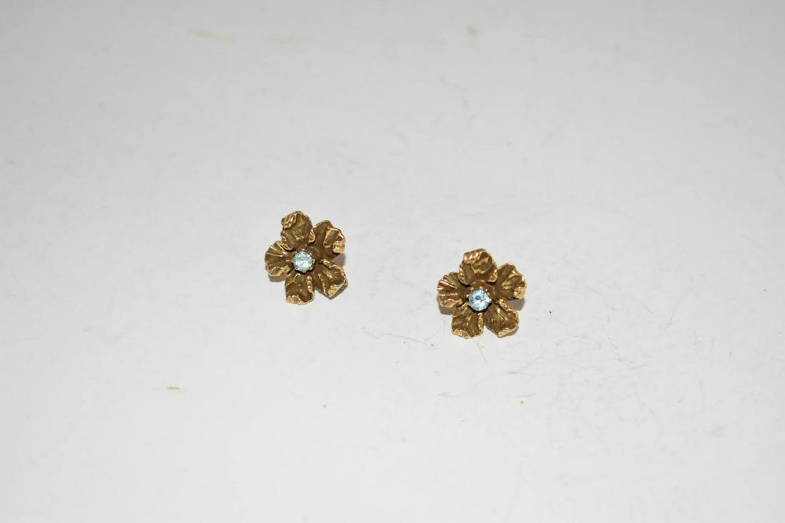 Vintage Goldtone Coro Flower Earrings: Vintage Goldtone Coro Flower Earrings Please view all photos as they are part of the description and condition of this Item, Feel free to contact me with questions or picture requests! Used Item AS IS