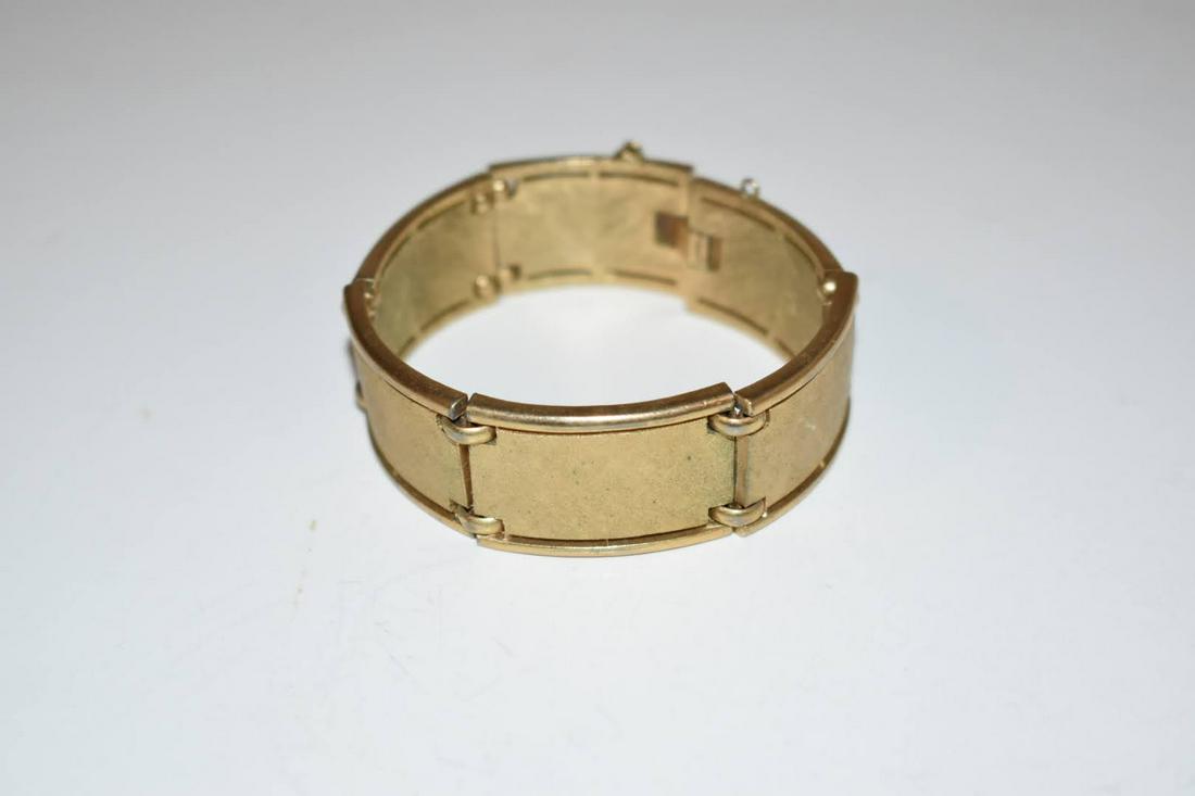 Trifari Vintage GoldTone Bracelet Signed 7 in: Trifari Vintage GoldTone Bracelet Signed 7 in Please view all photos as they are part of the description and condition of this Item, Feel free to contact me with questions or picture requests! Used It