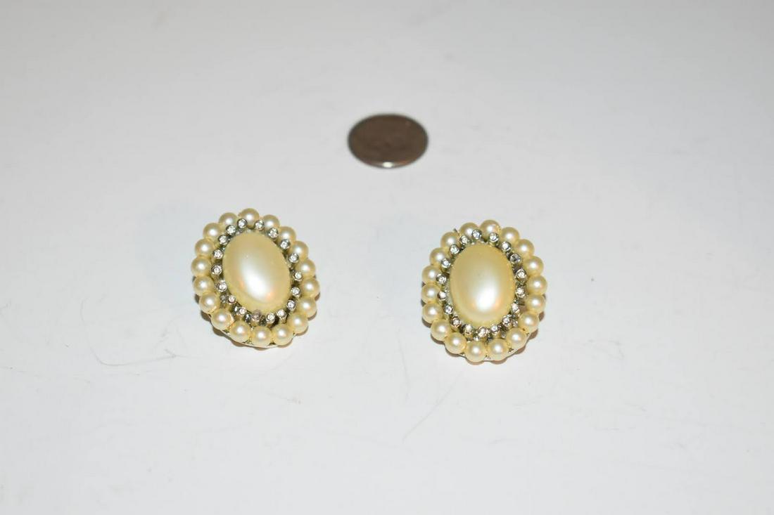 Vintage Kramer Pearl rhinestone Earrings: Vintage Kramer Pearl rhinestone Earrings Please view all photos as they are part of the description and condition of this Item, Feel free to contact me with questions or picture requests! Used Item AS