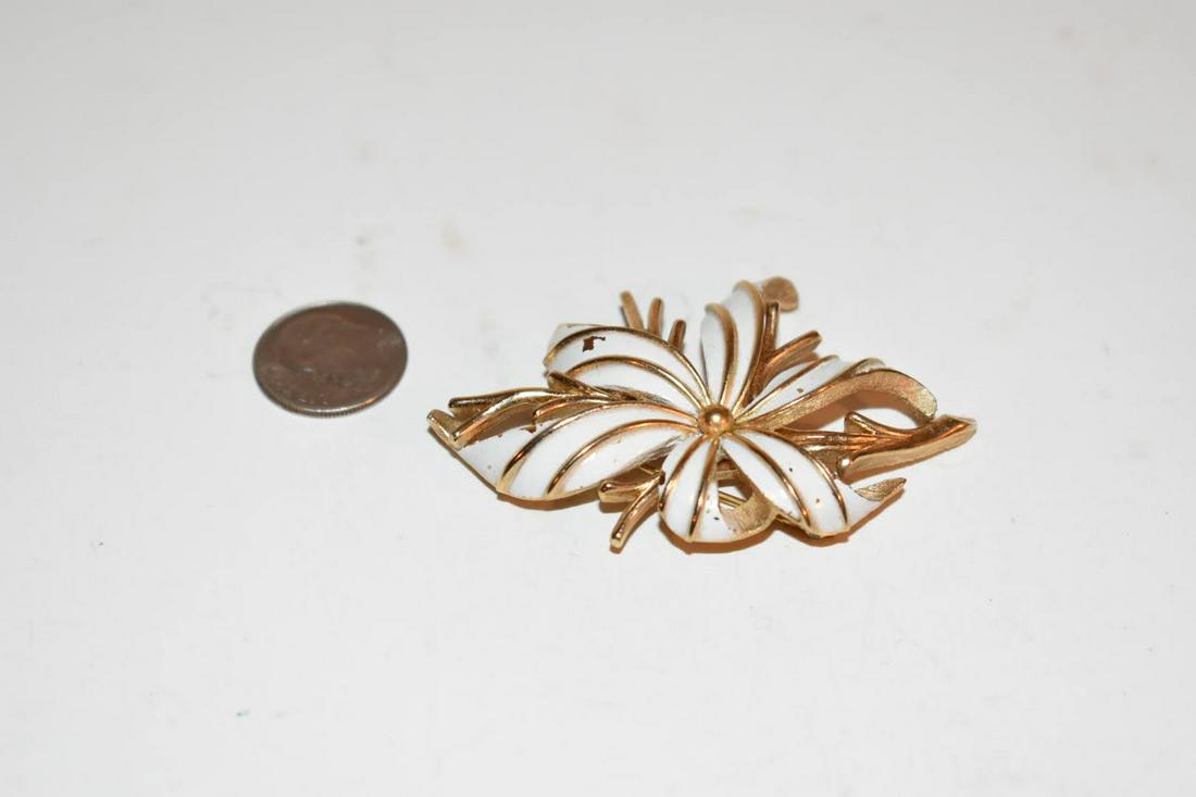 Vintage Goldtone Enamel Trifari flower Brooch: Vintage Goldtone Enamel Trifari flower Brooch Please view all photos as they are part of the description and condition of this Item, Feel free to contact me with questions or picture requests! Used It