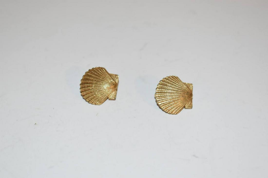 Vintage TRIFARI Clip-On Earrings Gold-Tone Scallop Shell (1 of 4)