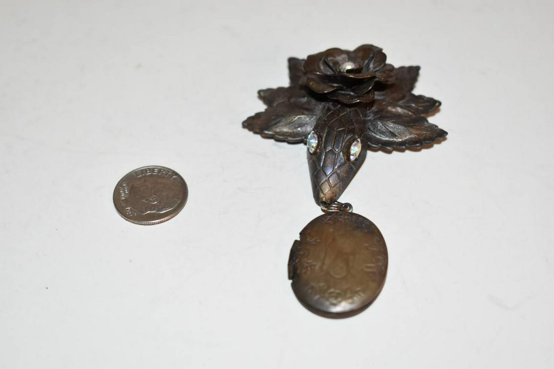 Vintage Snake head Locket Brooch: Vintage Snake head Locket Brooch Please view all photos as they are part of the description and condition of this Item, Feel free to contact me with questions or picture requests! Used Item AS IS