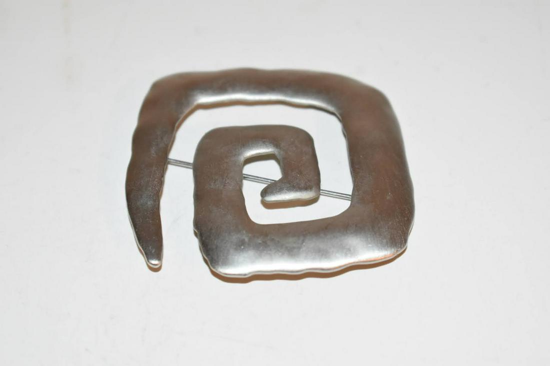 Vintage Silvertone JJ 1986 Brooch: Vintage Silvertone JJ 1986 Brooch Please view all photos as they are part of the description and condition of this Item, Feel free to contact me with questions or picture requests! Used Item AS IS