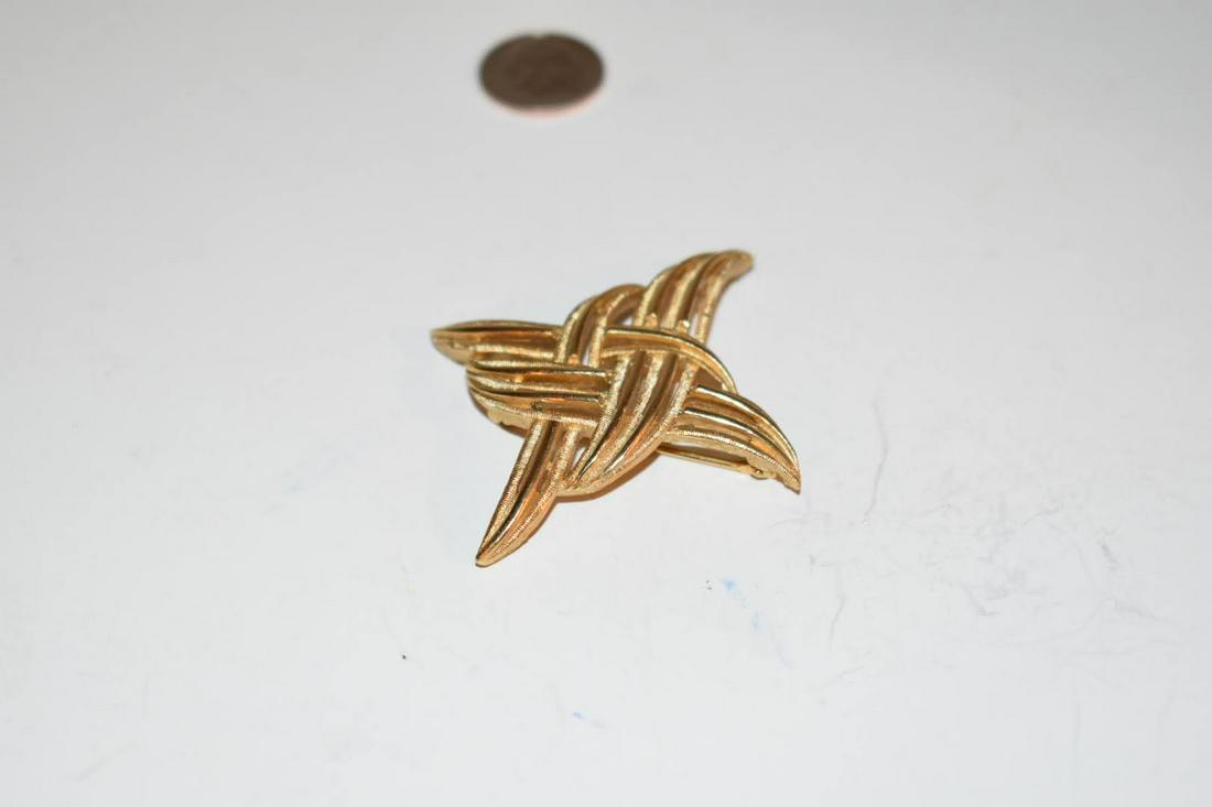 Vintage Goldtone Trifari Brooch: Vintage Goldtone Trifari Brooch Please view all photos as they are part of the description and condition of this Item, Feel free to contact me with questions or picture requests! Used Item AS IS