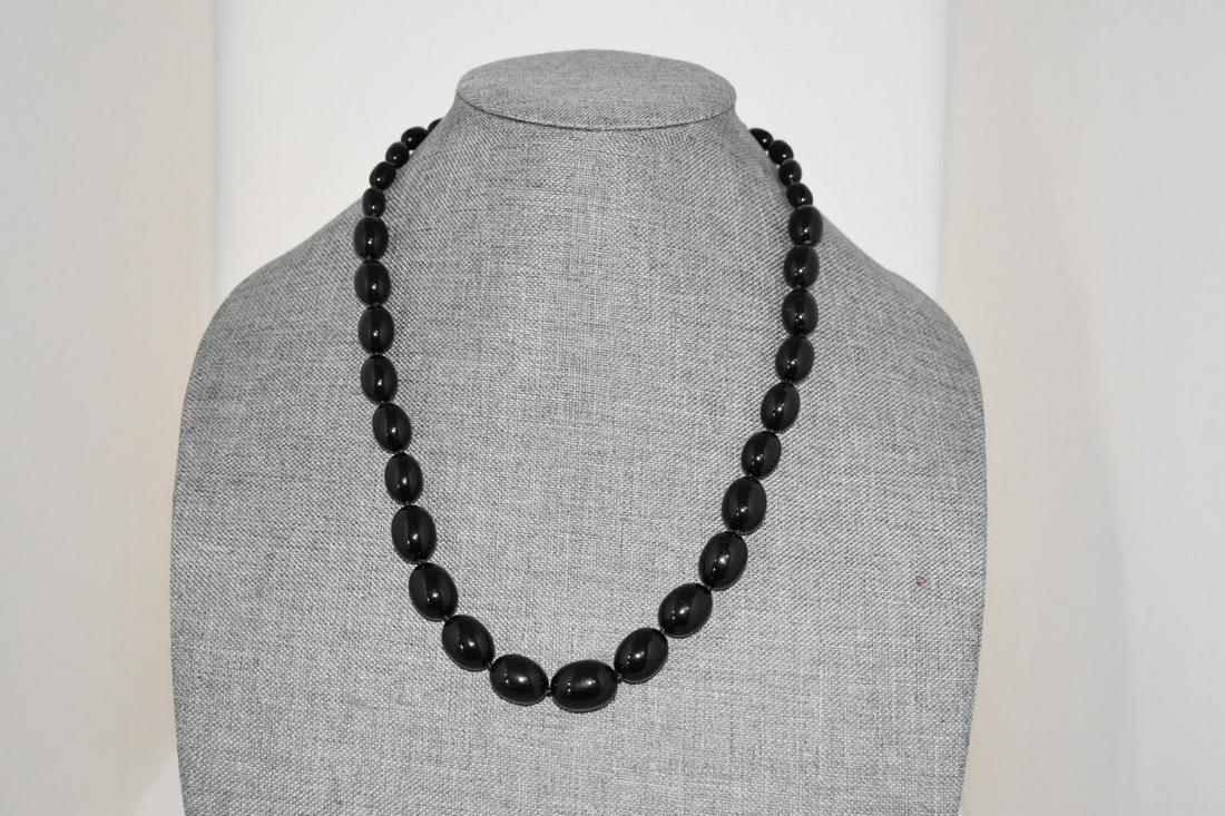 Vintage Black Trifari Beaded Gratuated Necklace 21": Vintage Black Trifari Beaded Gratuated Necklace 21" Please view all photos as they are part of the description and condition of this Item, Feel free to contact me with questions or picture requests! U