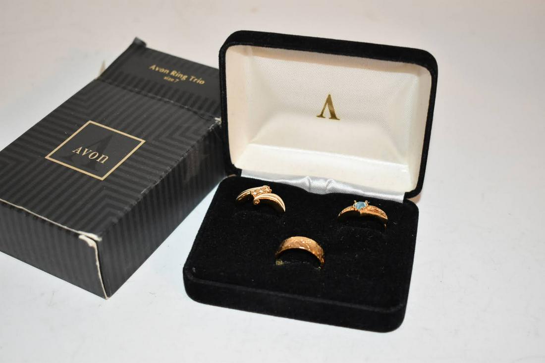 Avon Crystal Ring Trio in Box: Avon Crystal Ring Trio in Box Please view all photos as they are part of the description and condition of this Item, Feel free to contact me with questions or picture requests! Used Item AS IS