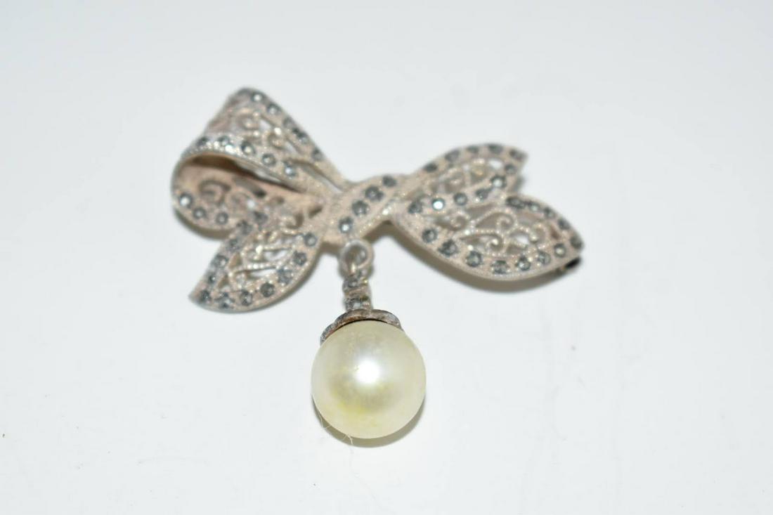 Vintage Sterling Silver Marcasite Bow Brooch: Vintage Sterling Silver Marcasite Bow BroochPlease view all photos as they are part of the description and condition of this Item, Feel free to contact me with questions or picture requests! Used Item