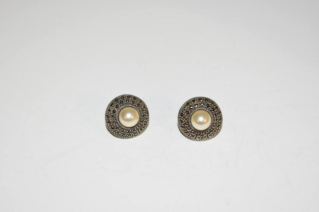 Vintage Sterling Silver Marcasite Pearl Earrings: Vintage Sterling Silver Marcasite Pearl Earrings Please view all photos as they are part of the description and condition of this Item, Feel free to contact me with questions or picture requests! Used