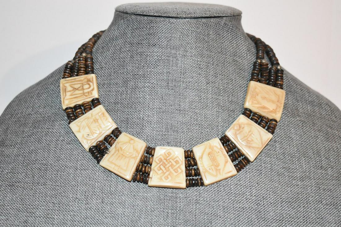 Vintage Beaded Choker Necklace 12": Vintage Beaded Choker Necklace 12" Please view all photos as they are part of the description and condition of this Item, Feel free to contact me with questions or picture requests! Used Item AS IS