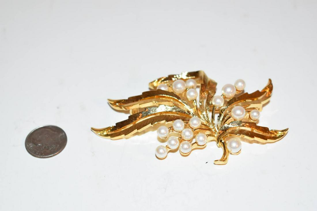 Vintage Crown Trifari gold-tone faux pearl brooch pin (1 of 4)