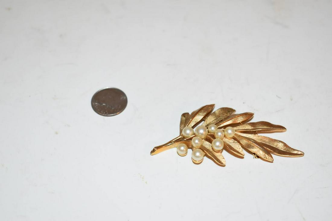 Crown Trifari Vintage Textured Gold Tone Leaves & Faux Pearls Brooch: Crown Trifari Vintage Textured Gold Tone Leaves & Faux Pearls Brooch Please view all photos as they are part of the description and condition of this Item, Feel free to contact me with questions or pi
