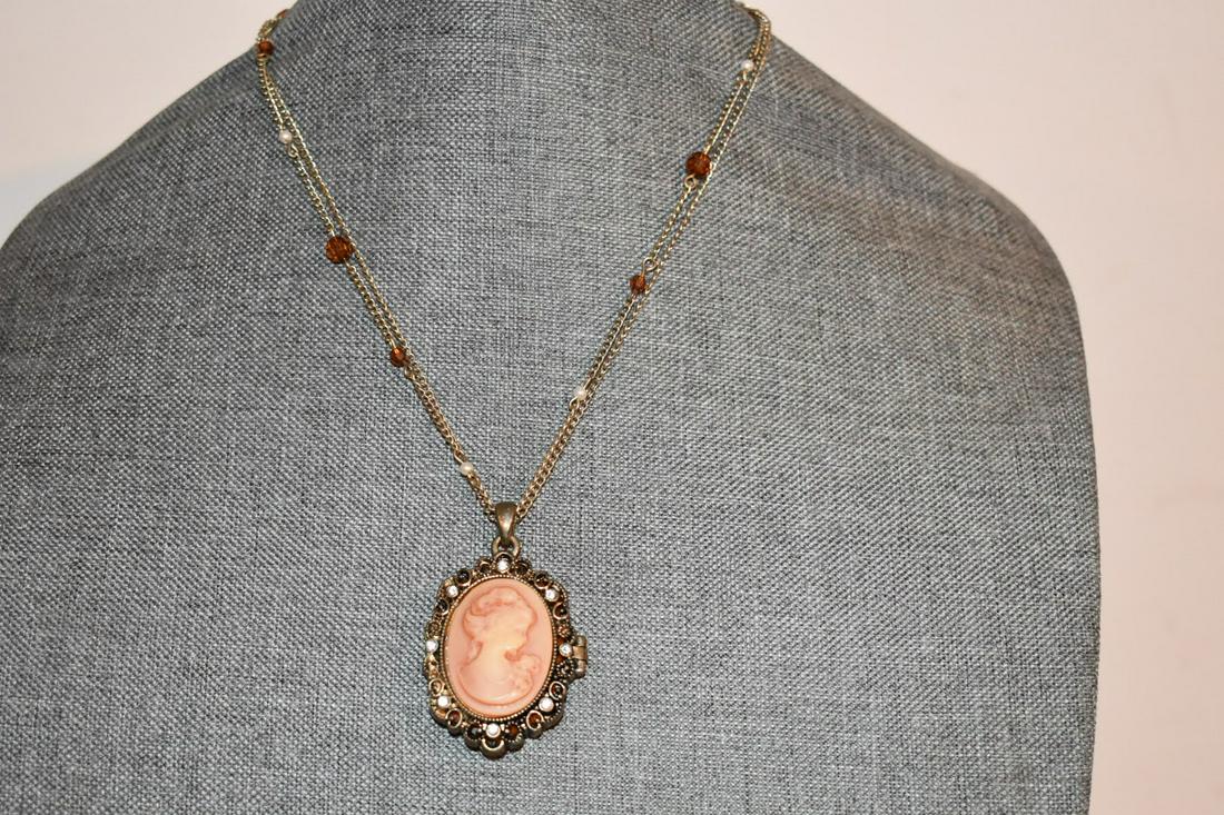 Vintage cameo locket pendant Necklace: Vintage cameo locket pendant Necklace Please view all photos as they are part of the description and condition of this Item, Feel free to contact me with questions or picture requests! Used Item AS IS