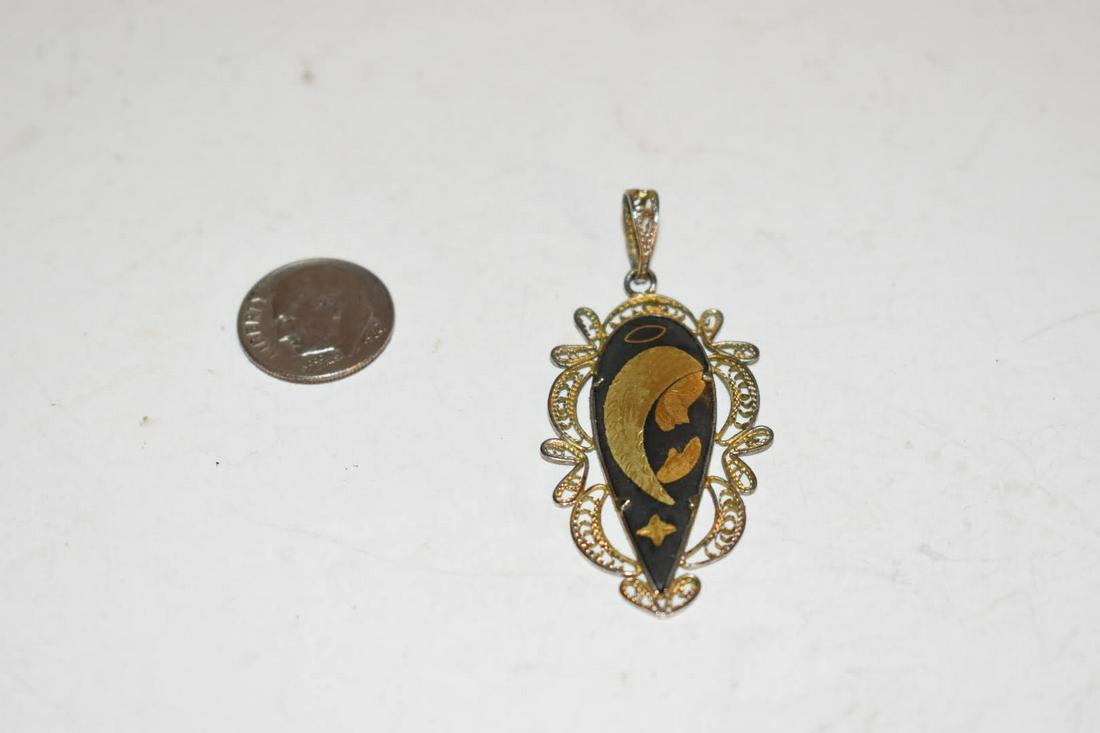 Vintage Damascene Praying Lady Mother Mary Gold Tone Filigree Setting: Vintage Damascene Praying Lady Mother Mary Gold Tone Filigree Setting Please view all photos as they are part of the description and condition of this Item, Feel free to contact me with questions or p