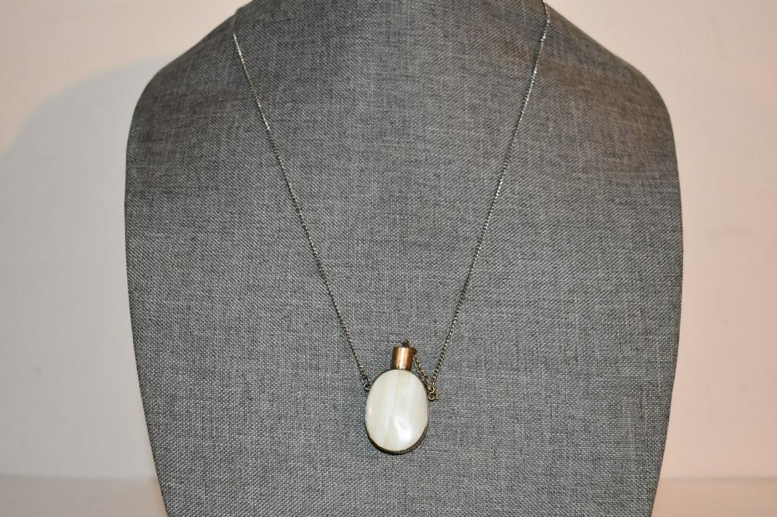 Vintage mother of pearl snuff bottle Necklace 22": Vintage mother of pearl snuff bottle Necklace 22" Please view all photos as they are part of the description and condition of this Item, Feel free to contact me with questions or picture requests! Use