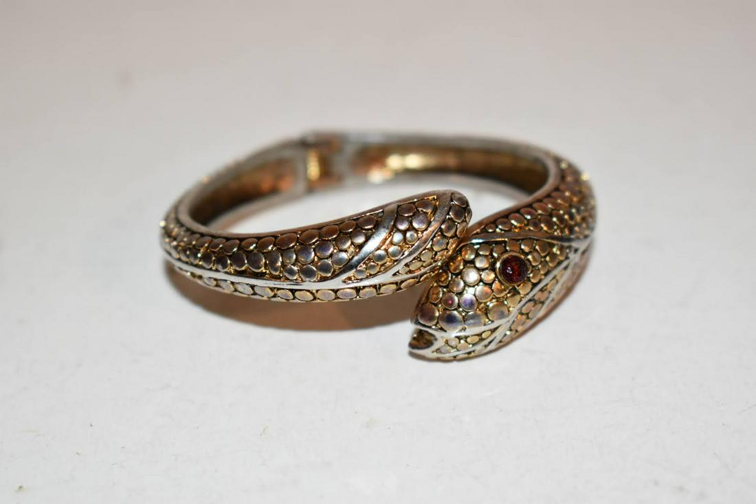 Vintage snake/fish hinged Bracelet: Vintage snake/fish hinged Bracelet Please view all photos as they are part of the description and condition of this Item, Feel free to contact me with questions or picture requests! Used Item AS IS
