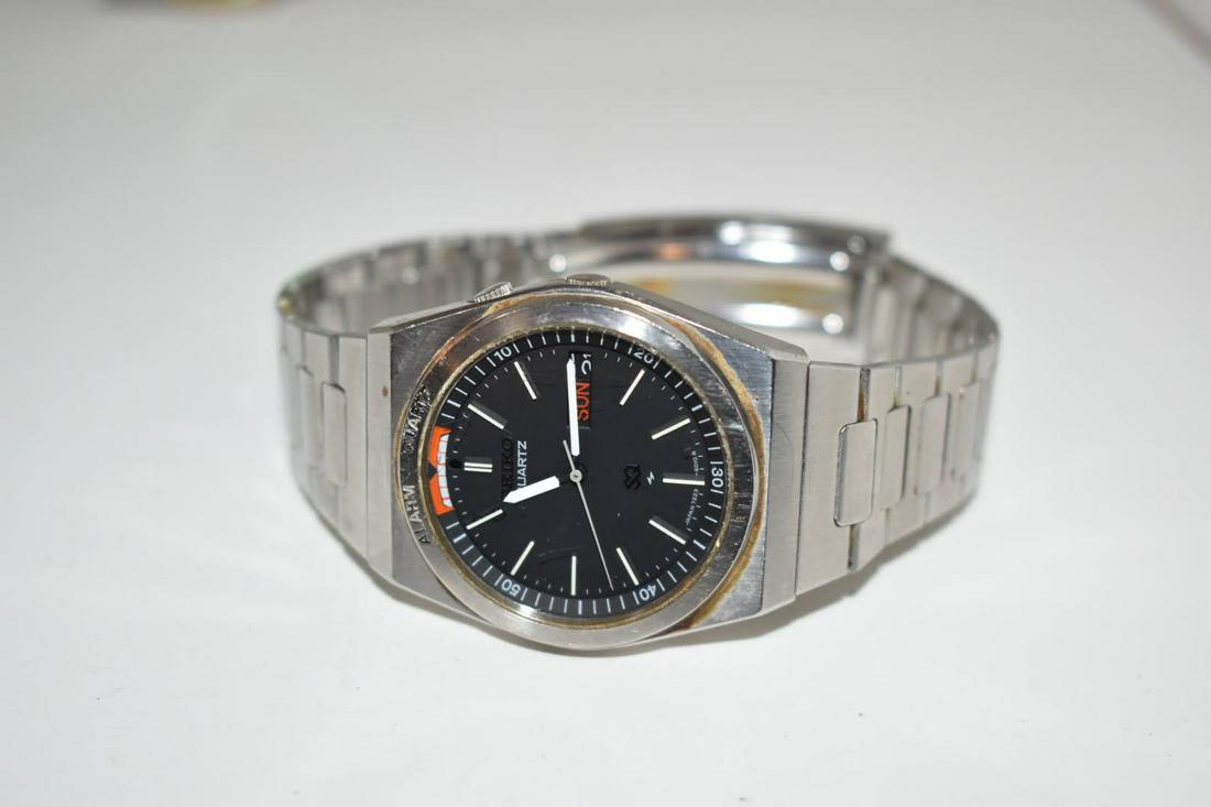 Seiko SQ Quartz Alarm Watch on Integrated Bracelet: Seiko SQ Quartz Alarm Watch on Integrated Bracelet works Please view all photos as they are part of the description and condition of this Item, Feel free to contact me with questions or picture reques