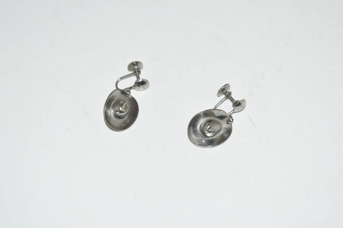 Vintage Cowboy Hat Screw on Earrings: Vintage Cowboy Hat Screw on Earrings Please view all photos as they are part of the description and condition of this Item, Feel free to contact me with questions or picture requests! Used Item AS IS